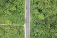 从空中俯瞰马来西亚丁加楼基哈尔，一条道路穿过茂密的绿色森林，凸显了大自然的美丽