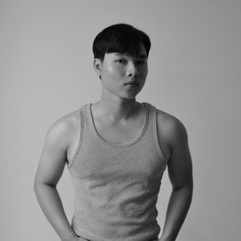 남성 데님 청바지 슬림핏 착용 이미지