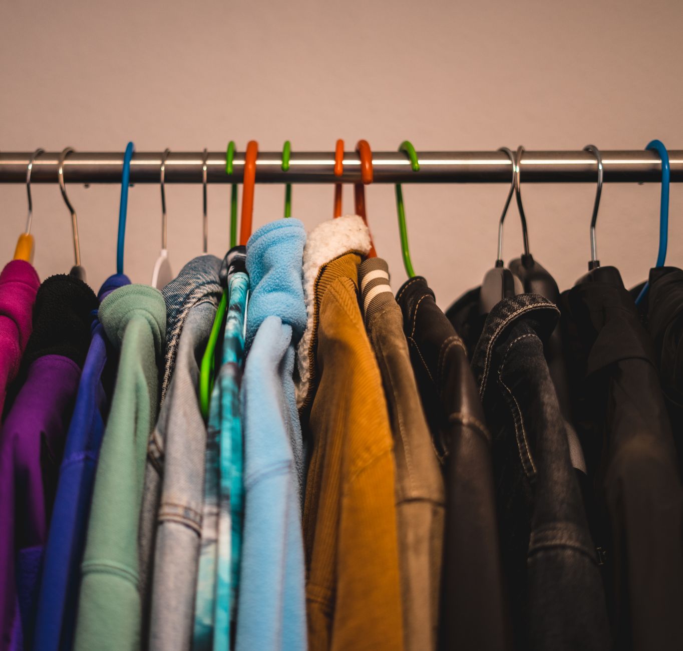 ハンガーにかかった服のアップ