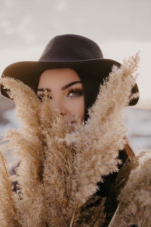 Immagine gratuita di capelli neri, cappello, donna