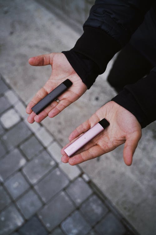 Kostenlos Kostenloses Stock Foto zu E-Zigarette, festhalten, hände Stock-Foto