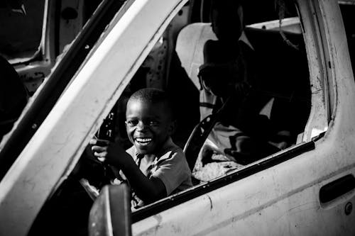 Fotos de stock gratuitas de blanco y negro, chaval, chico africano