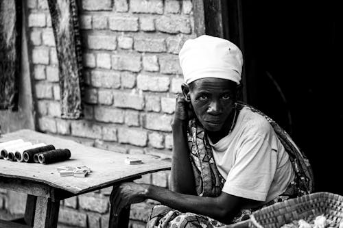 Kostenloses Stock Foto zu afrikanische frau, einfarbig, farbige frau