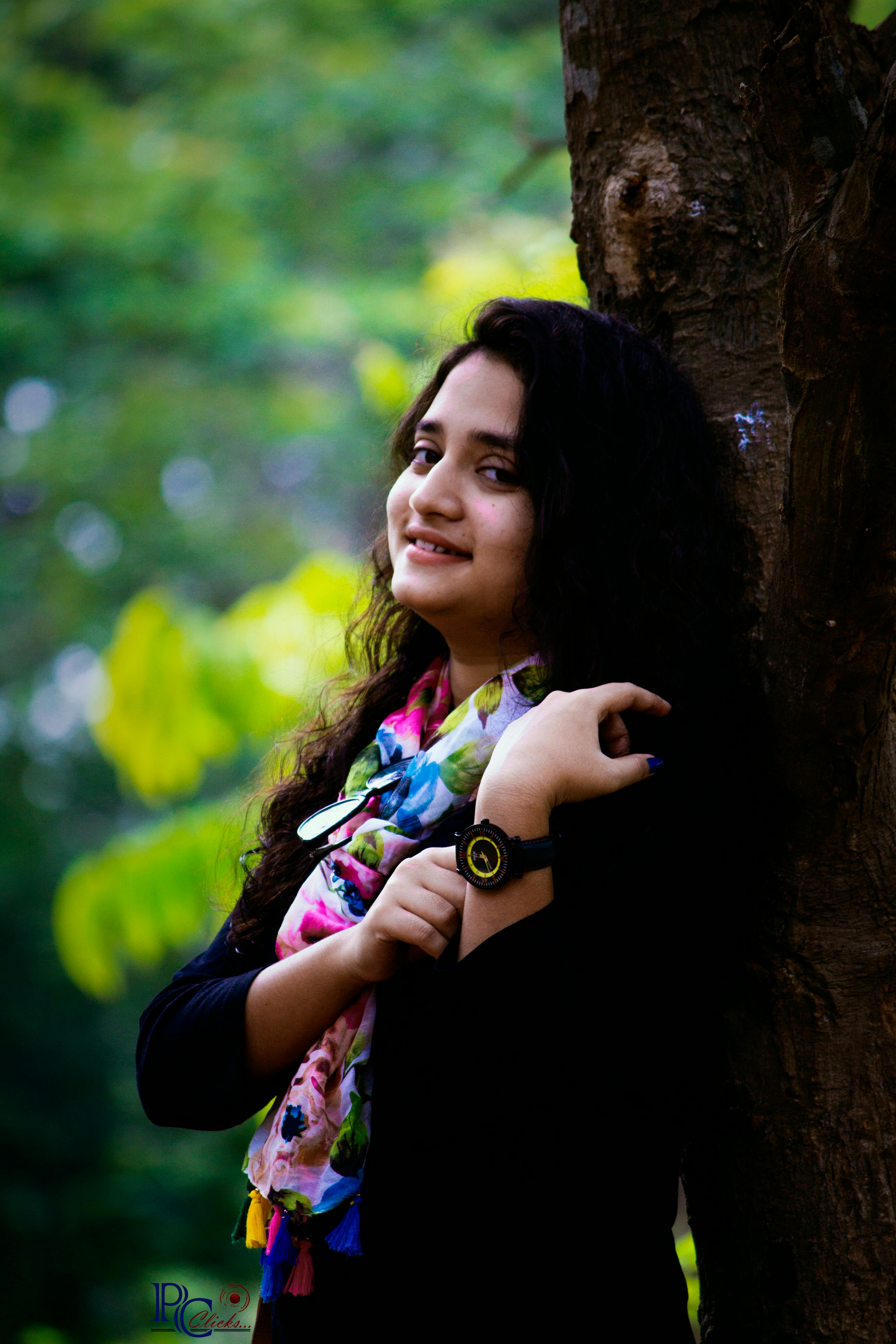 工作人员正使用电脑查看文件