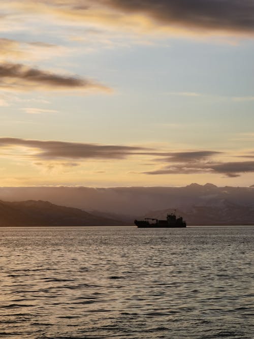 Foto profissional grátis de cruzeiro, em silhueta, embarcação