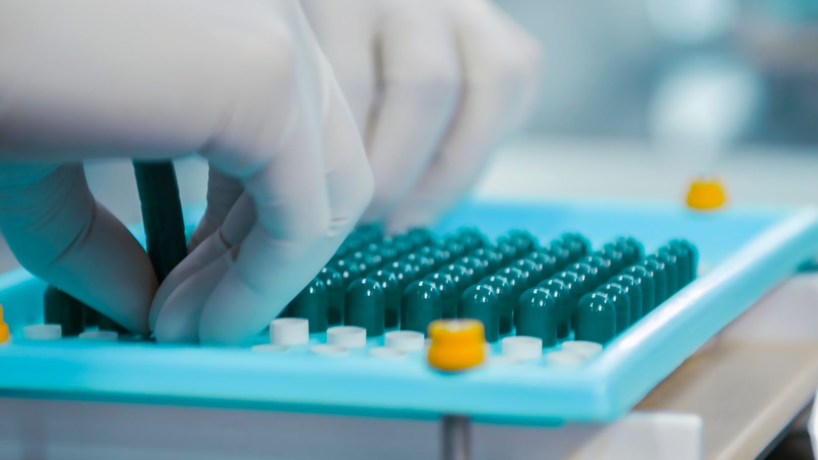 Arbeiten mit Handschuhen in einer kontrollierten pharmazeutischen Umgebung
