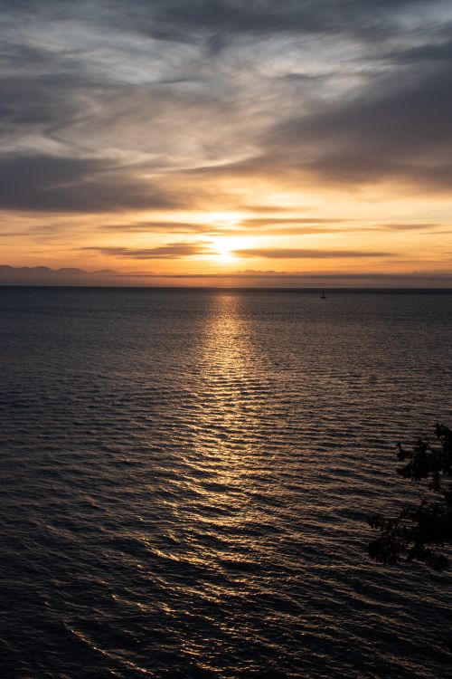 Free Captivating sunset view over the ocean in West Vancouver, British Columbia. Stock Photo