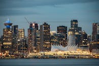 温哥华天际线的暮光之城景观，以标志性的加拿大广场和反射城市灯光的摩天大楼为特色