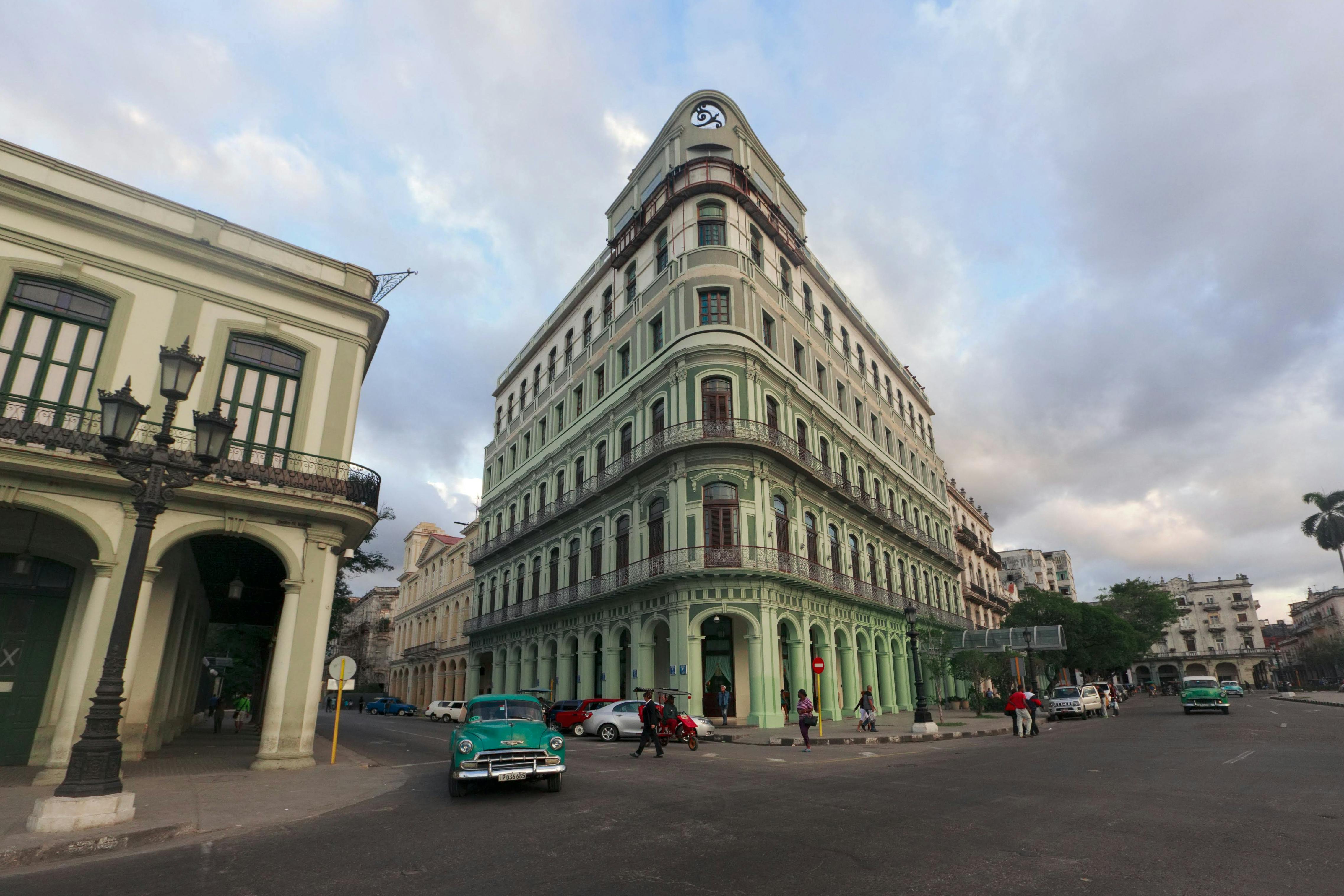 Free Classic architecture and vintage cars in a vibrant street of Havana, Cuba. Stock Photo