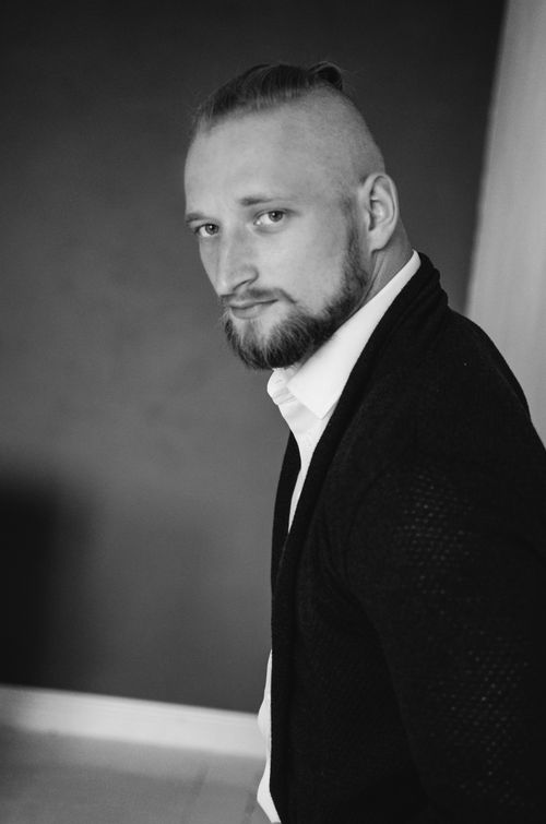 Free Black and white portrait of a stylish bearded man looking over his shoulder. Stock Photo