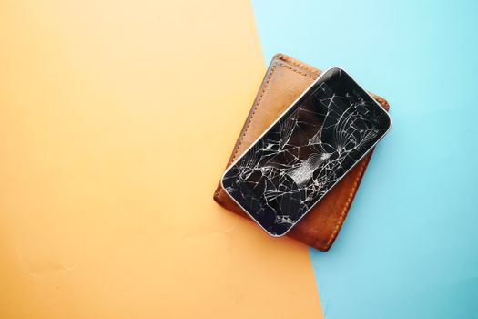Edirne'de ekranı kırılmış akıllı telefon tamiri bekliyor