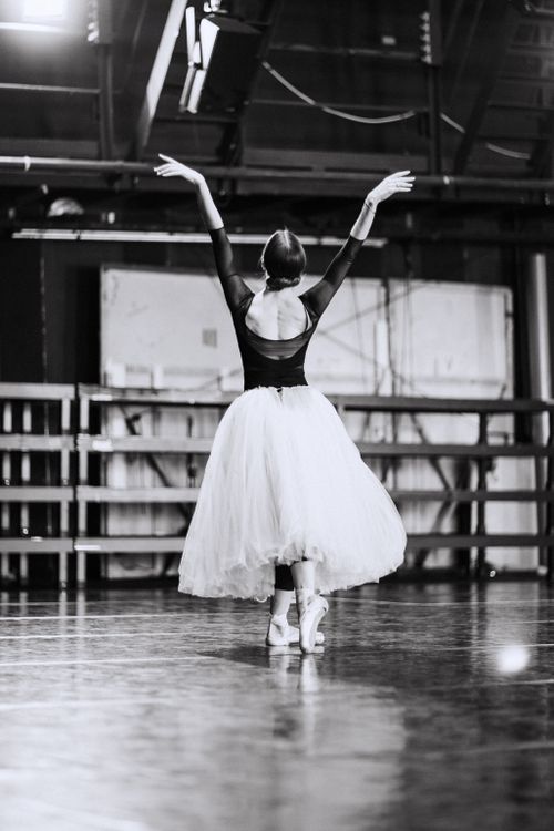 Free Captivating black and white photo of a ballerina on pointe showcasing grace and elegance. Stock Photo