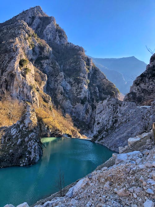 Fotobanka s bezplatnými fotkami na tému jazero, modrá obloha, skalné hory