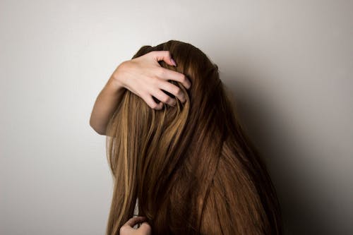 Foto Die Van Vrouw Gezicht Met Haar Haar Behandelt.