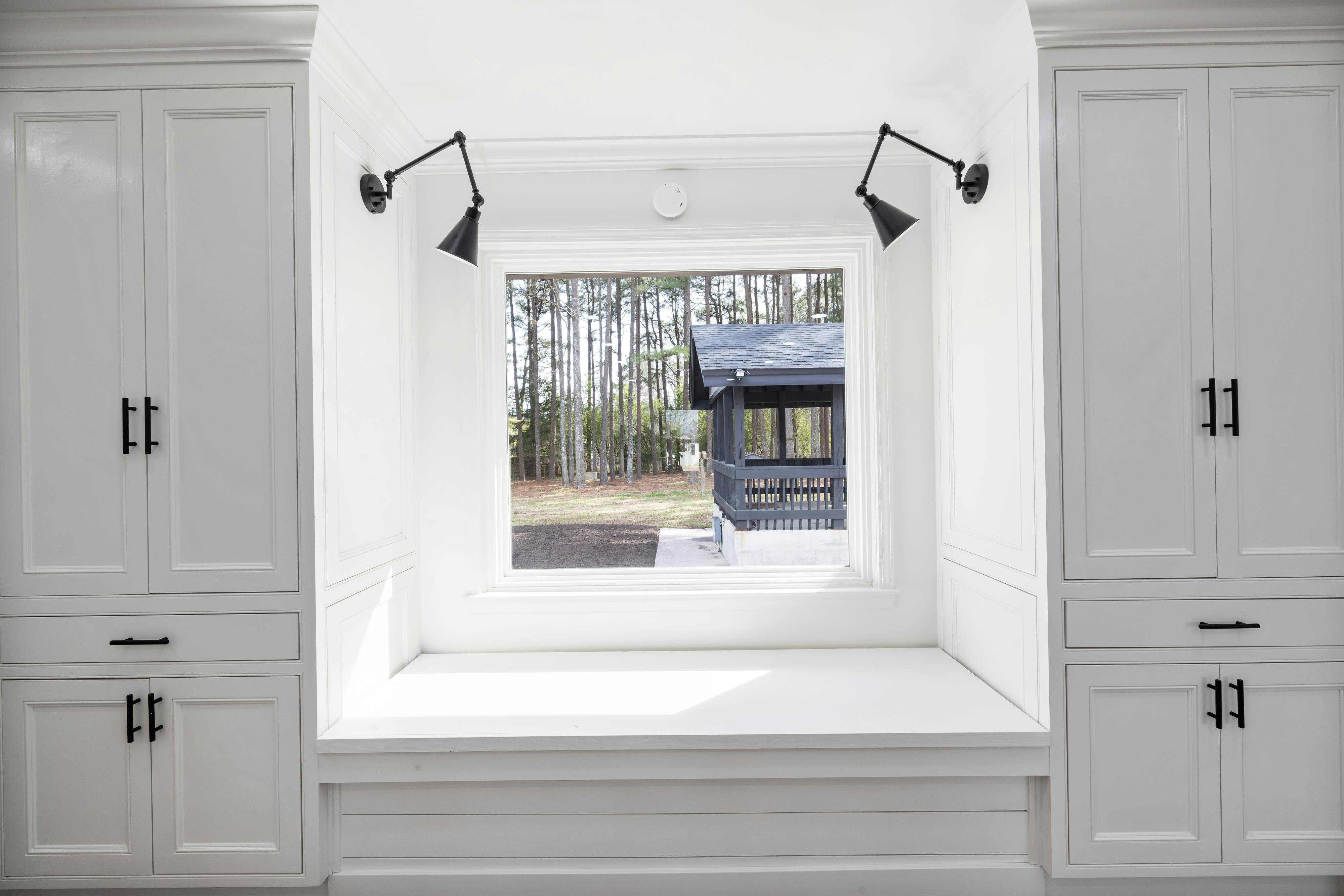 Detail einer Sitzbank mit Stauraum und Schubladen, praktische Aufteilung für Decken und Kleinteile