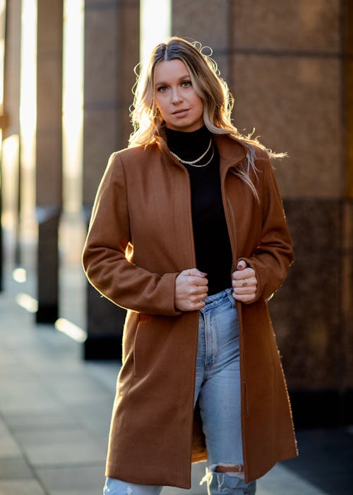 Kostnadsfri bild av brun kappa, glamour, kaukasisk kvinna