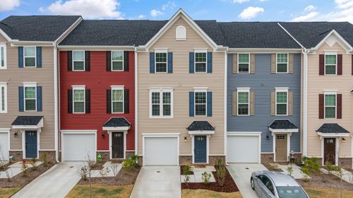 Free Bright townhouses showcasing diverse colors and modern architecture in Fuquay-Varina, NC. Stock Photo