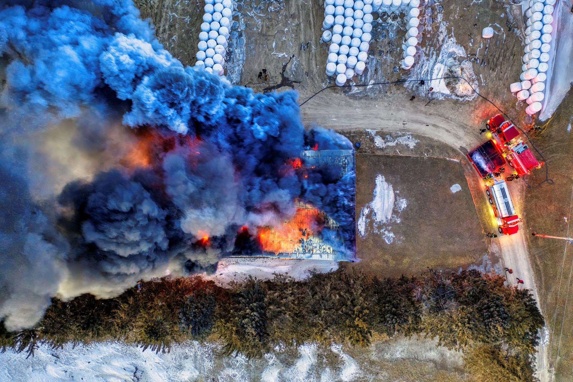 Uitslaande brand in schuren en botsing bestelbussen