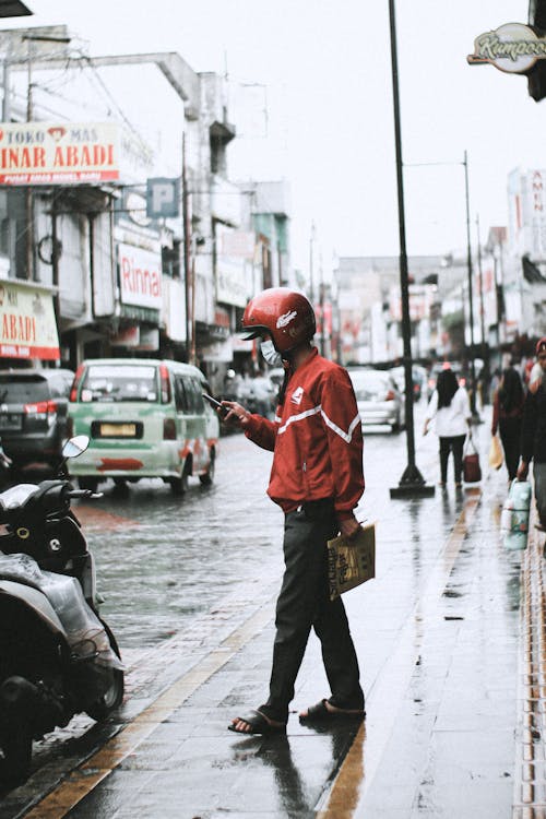 Fotobanka s bezplatnými fotkami na tému after-daždi, červená bunda, červená prilba
