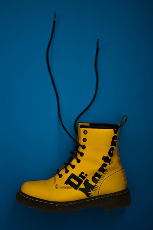 無料 ペアリングされていない黄色のdr.Martensレースアップブーツ 写真素材