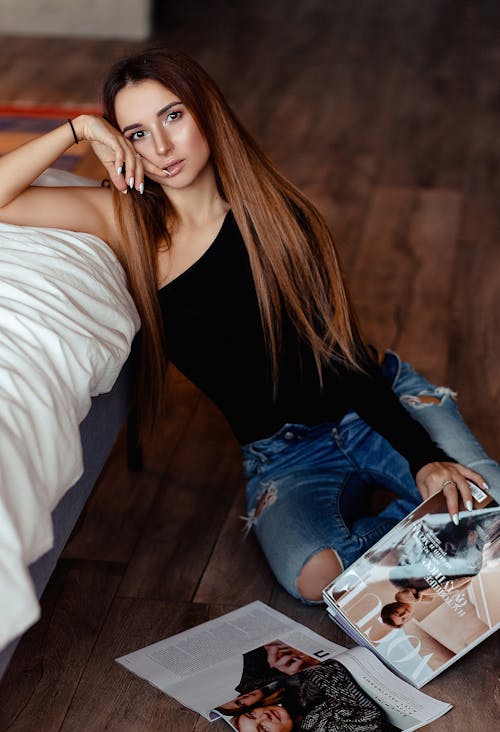 Free Young Woman Sitting on Floor in Bedroom Stock Photo