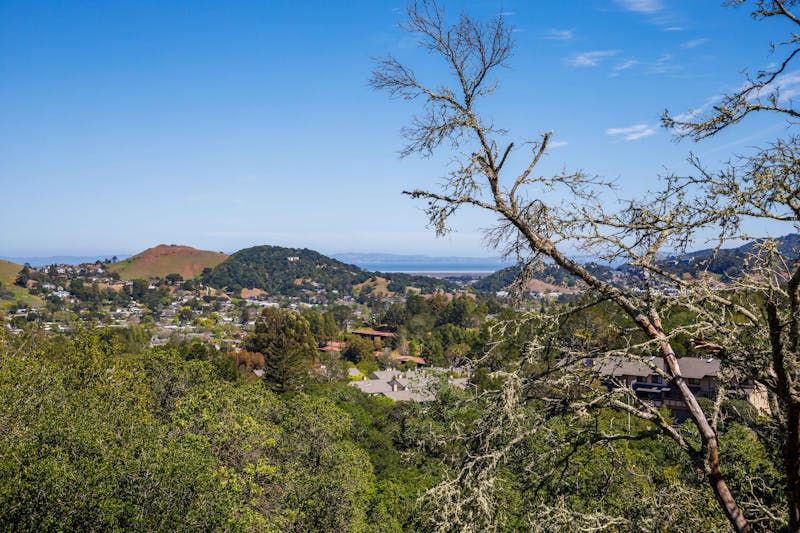 Une belle vue d'été d'une zone résidentielle entourée de collines à Green Valley