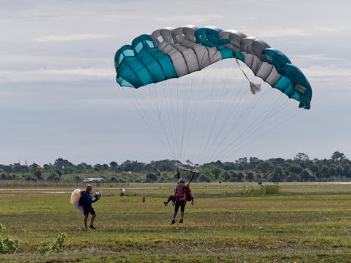 Photos gratuites de parachute, parachutiste
