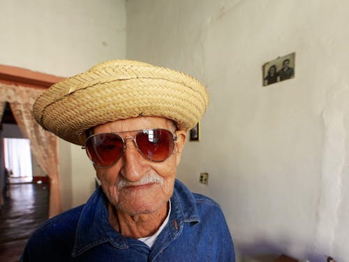 Free Headshot of an Elderly Man Wearing a Straw Hat Stock Photo