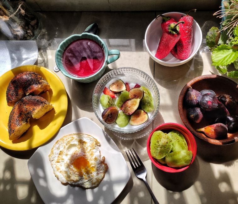Bright and healthy breakfast with fruits, bagel, and egg, beautifully arranged.