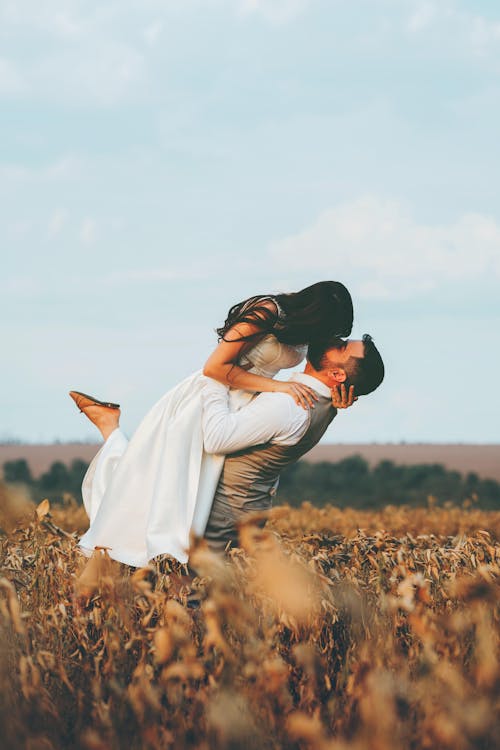 Foto profissional grátis de afeição, amantes, beijo