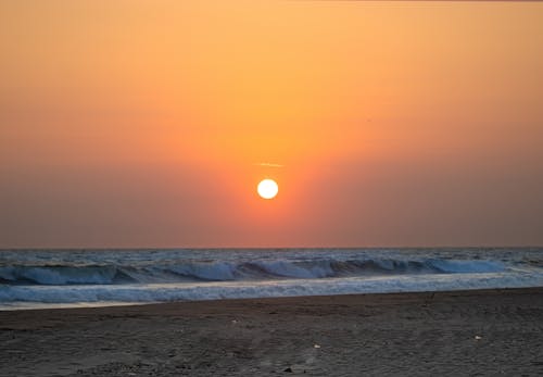 Kostenloses Stock Foto zu meerwasser, sonnenuntergang farben, strandliebhaber