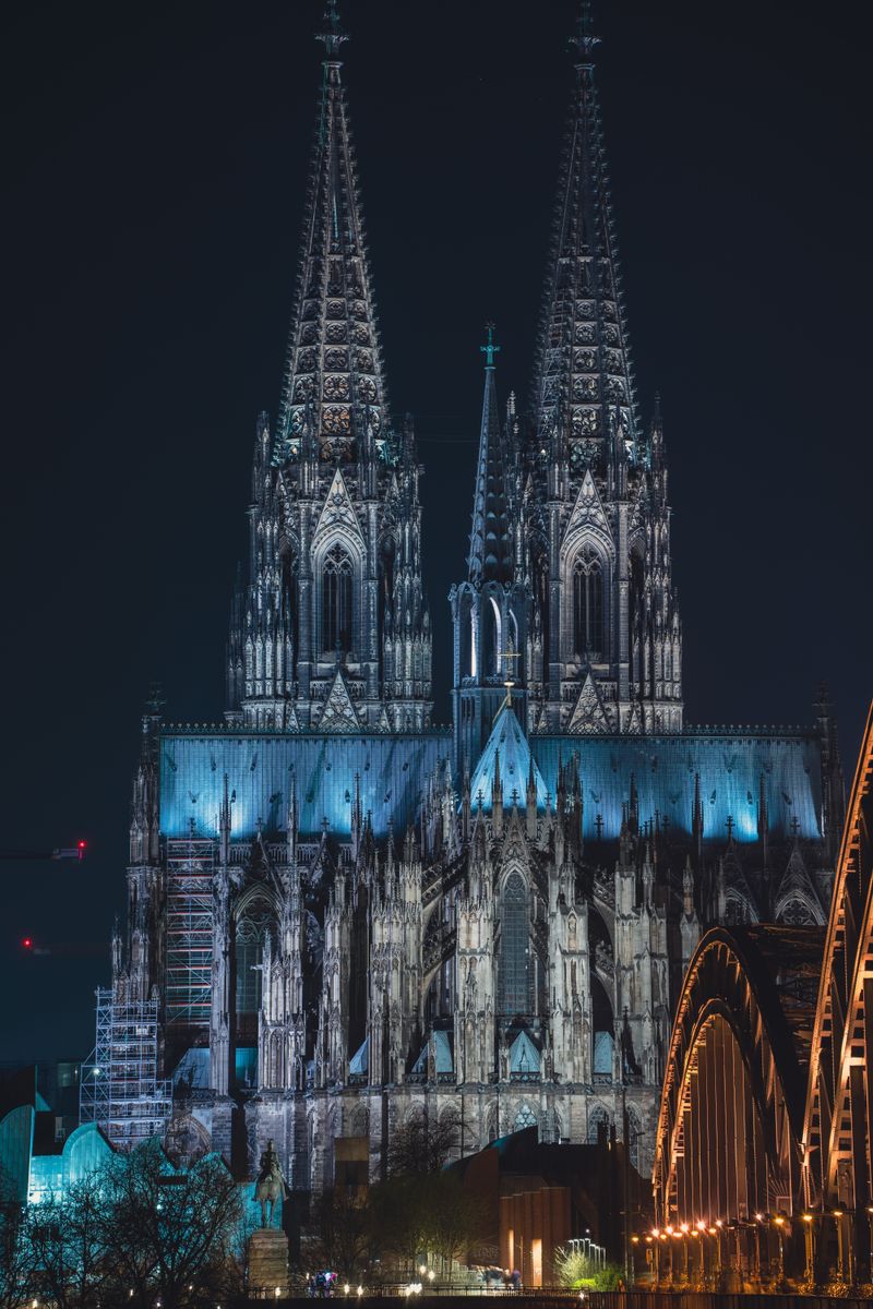 Catedrala din Köln iluminată noaptea, un peisaj spectaculos