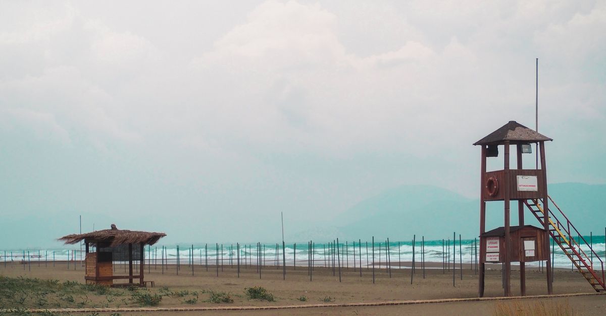Lifeguard Post Lifeguard Post by the Beach · Free Stock Photo