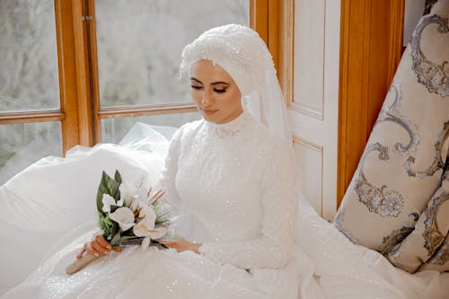 アラビア語の女性, ウェディングドレス, ブーケの無料の写真素材