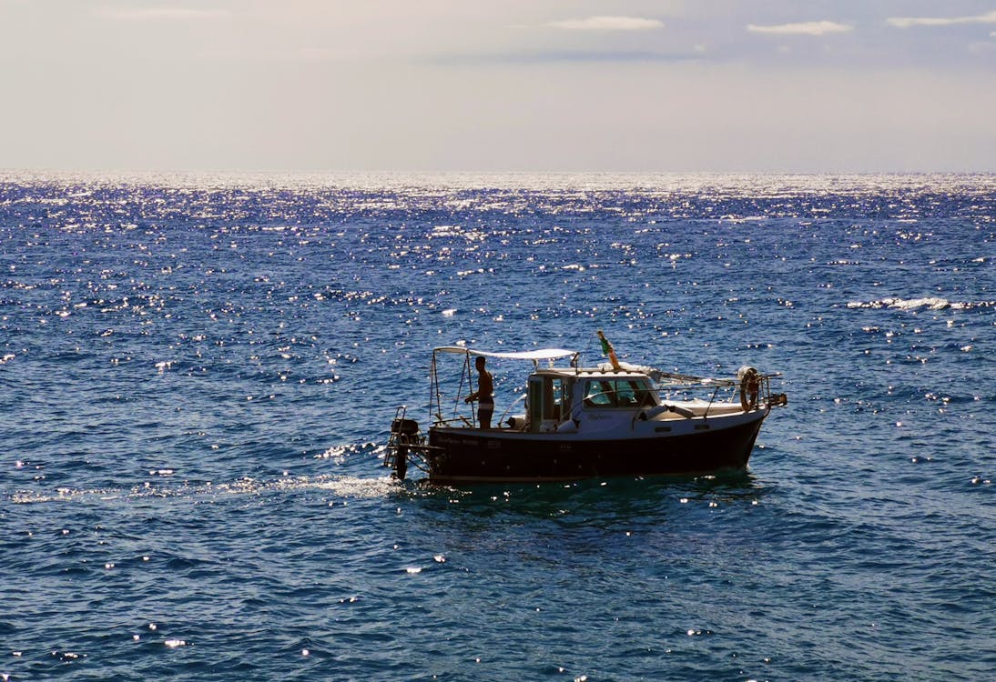 balıkçı teknesi, balıkçılar, deniz içeren Ücretsiz stok fotoğraf