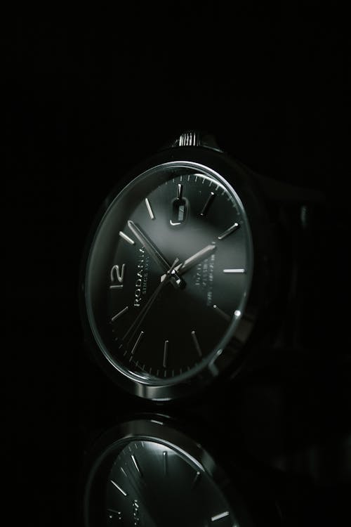 Darmowe zdjęcie z galerii z czarny zegarek, czas, gładkie czarne tło