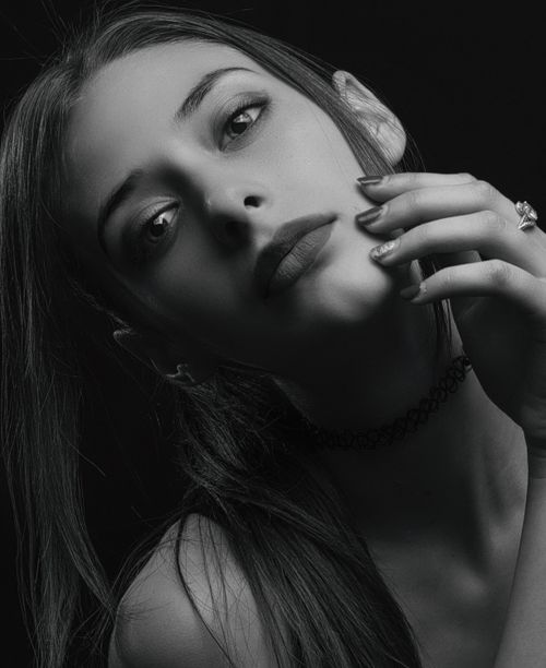 Woman Portrait in Black and White · Free Stock Photo