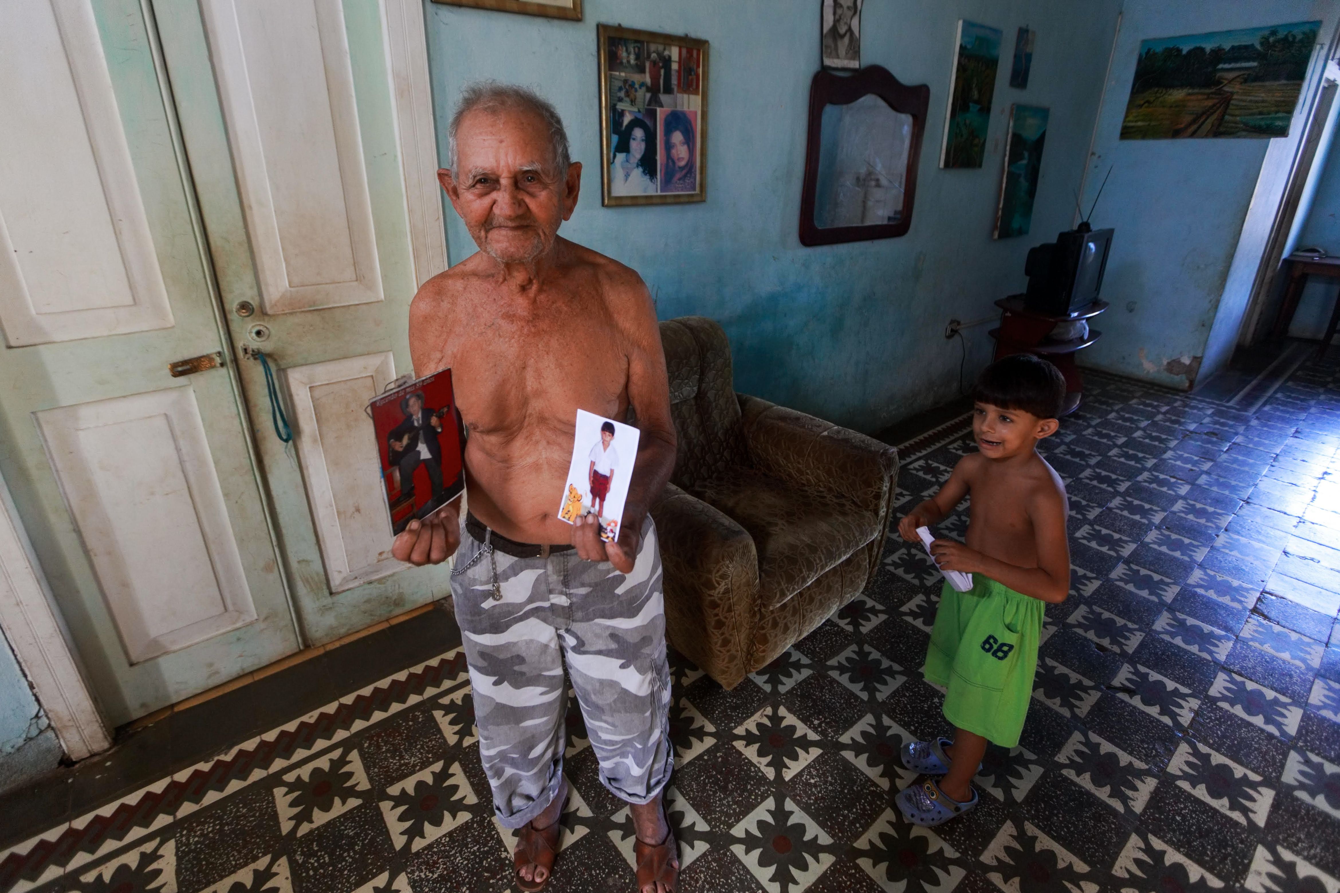 Pai que deu fuzil a filho para massacre em escola nos EUA é condenado a 15 anos de prisão