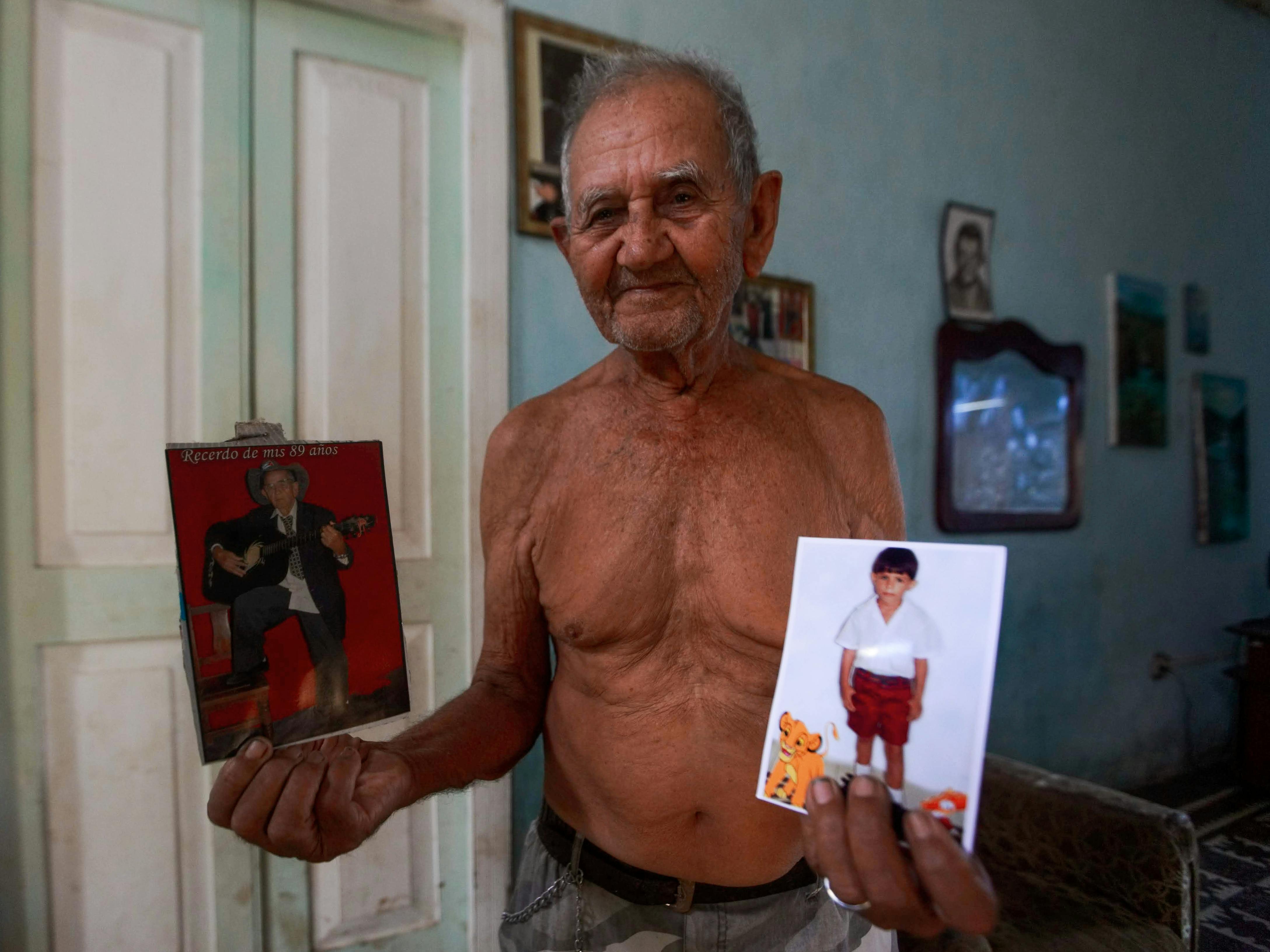 Foto de stock gratuita sobre anciano, fotos, hombre, imágenes, fotos de  personas, sin camisa, sujetando