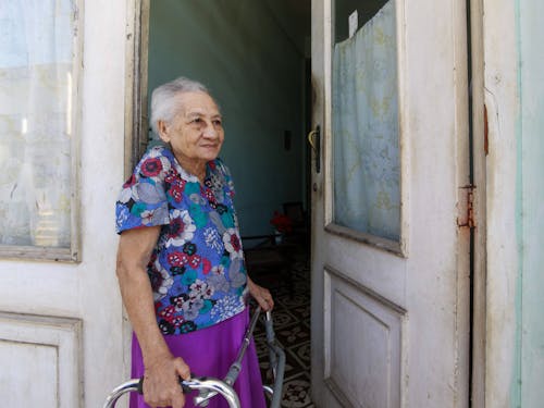Foto profissional grátis de idosos, mulher, porta de entrada
