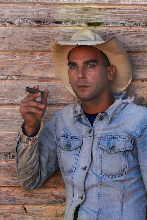 Δωρεάν στοκ φωτογραφιών με άνδρας, καουμπόικο καπέλο, καπνός καπνίσματος