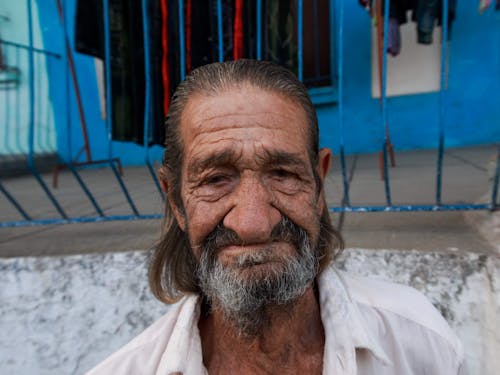 adam, bıyık, buruşukluklar içeren Ücretsiz stok fotoğraf