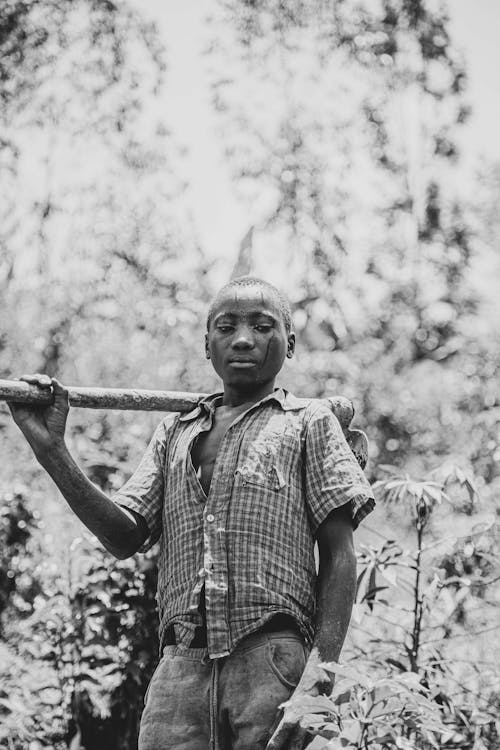 Kostnadsfri bild av afrikansk amerikanska pojken, gråskale, hacka