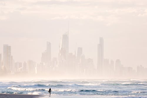 Orang Yang Berdiri Di Pantai