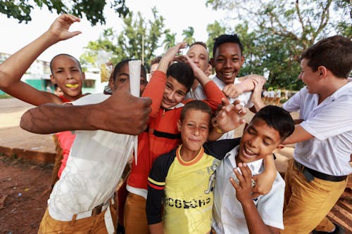 Foto d'estoc gratuïta de adolescents, amics, col.legis