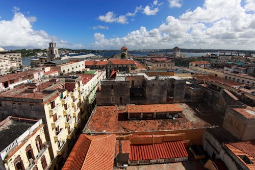 Foto d'estoc gratuïta de edificis, foto des d'un dron, núvols