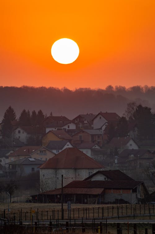 Foto profissional grátis de casas, céu alaranjado, dramático