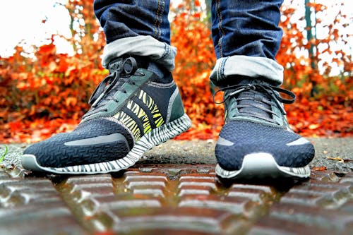 Chụp ảnh Lấy Nét Nông Về Một đôi Giày Chạy Bộ Adidas đen Trắng