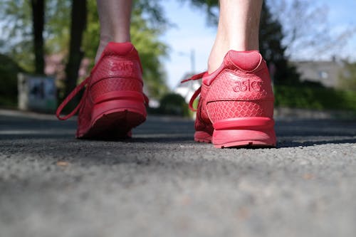 Фотография человека в красных низких кроссовках