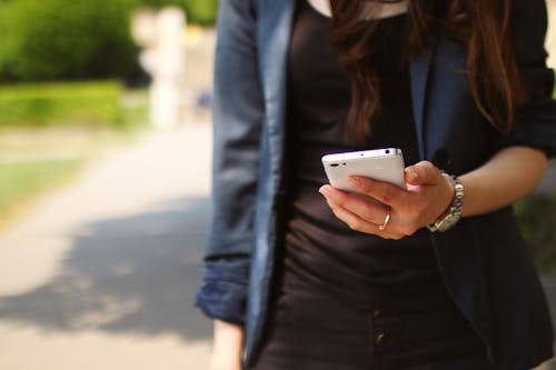 Mulher Segurando Um Smartphone Branco